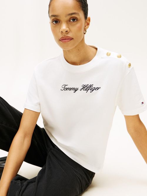 Camiseta-con-logo-script-y-botones-decorativos