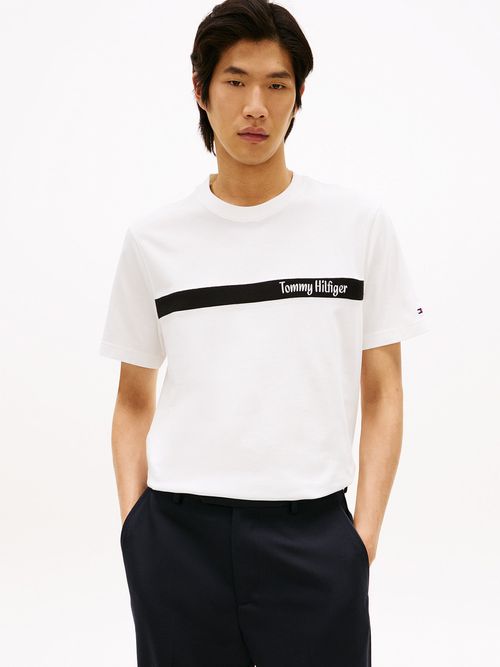 Camiseta-con-diseño-de-rayas-grafica-en-el-pecho