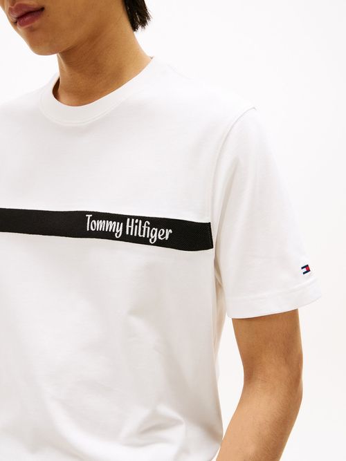 Camiseta-con-diseño-de-rayas-grafica-en-el-pecho