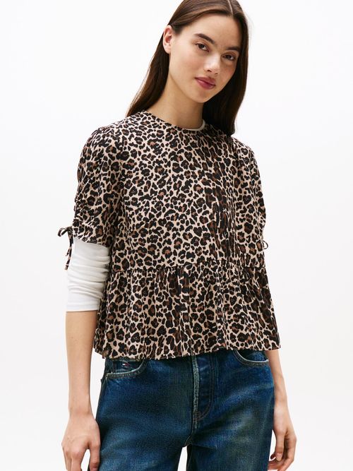 Blusa-con-manga-corta-y-estampado-de-leopardo