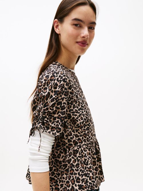 Blusa-con-manga-corta-y-estampado-de-leopardo