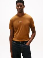 Camiseta-con-estampado-pequeño-central-brand-love-