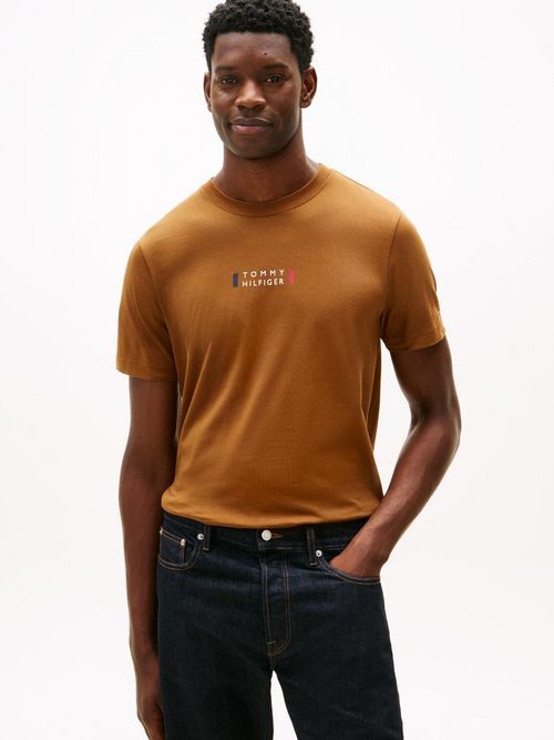 Camiseta-con-estampado-pequeño-central-brand-love-