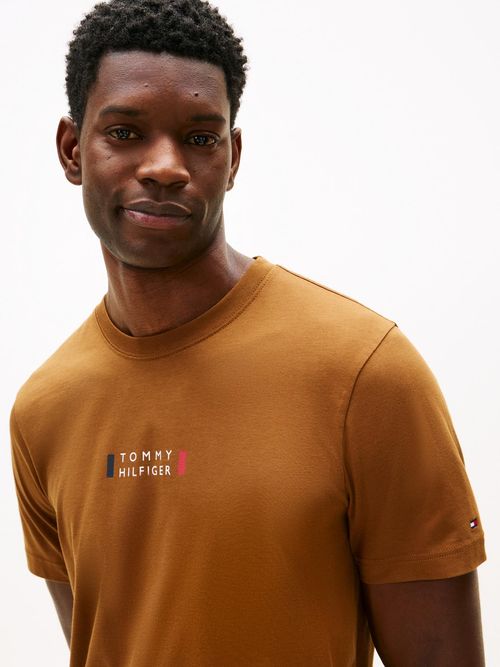 Camiseta-con-estampado-pequeño-central-brand-love-