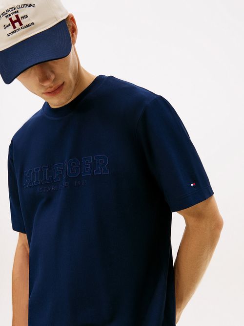 Camiseta-de-manga-corta-con-grafico-bordado-Hilfiger