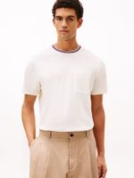 Camiseta-de-pique-con-bolsillo-y-detalle-tricolor-