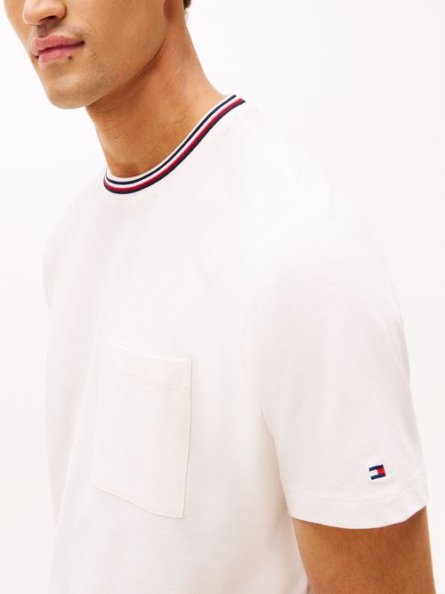 Camiseta-de-pique-con-bolsillo-y-detalle-tricolor-