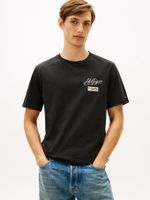 Camiseta-modern-athleisure-con-insignia-grafica