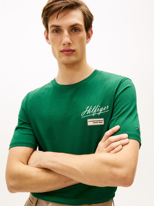 Camiseta-modern-athleisure-con-insignia-grafica