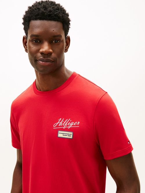 Camiseta-modern-athleisure-con-insignia-grafica