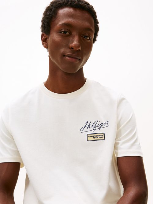 Camiseta-modern-athleisure-con-insignia-grafica