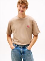 Camiseta-modern-athleisure-con-insignia-H