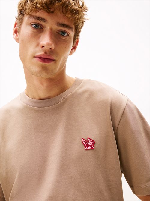 Camiseta-modern-athleisure-con-insignia-H