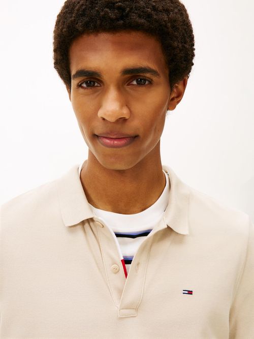 Polo-de-corte-slim-con-parche-con-logo