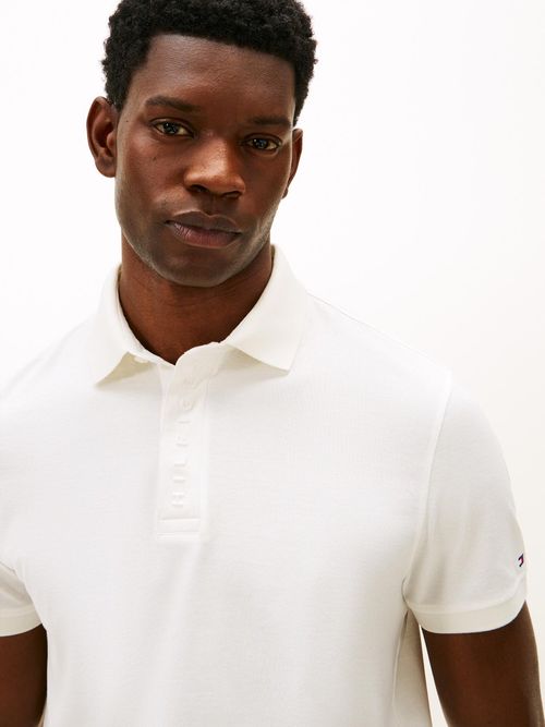 Polo-regular-con-tapeta-oculta-