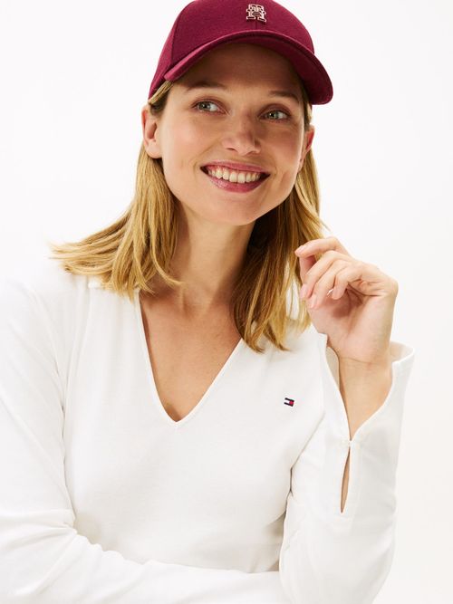 Polo-manga-larga-con-logo-bordado-en-el-pecho