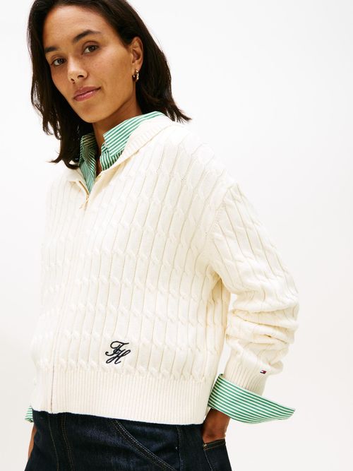 Abrigo-con-capucha-con-tejido-cableado