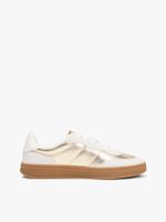 Zapatillas-con-diseño-metalico