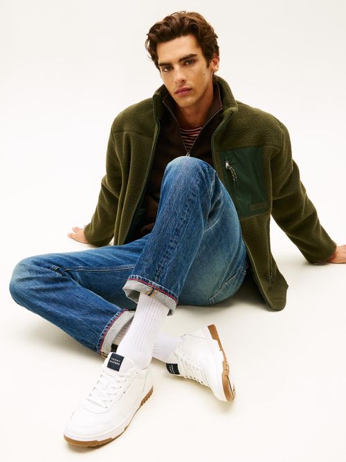 Zapatillas-de-baloncesto-en-cuero-ligero