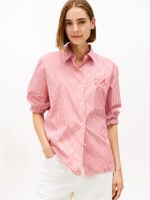 Camisa-con-diseño-de-rayas-con-logo-grafico