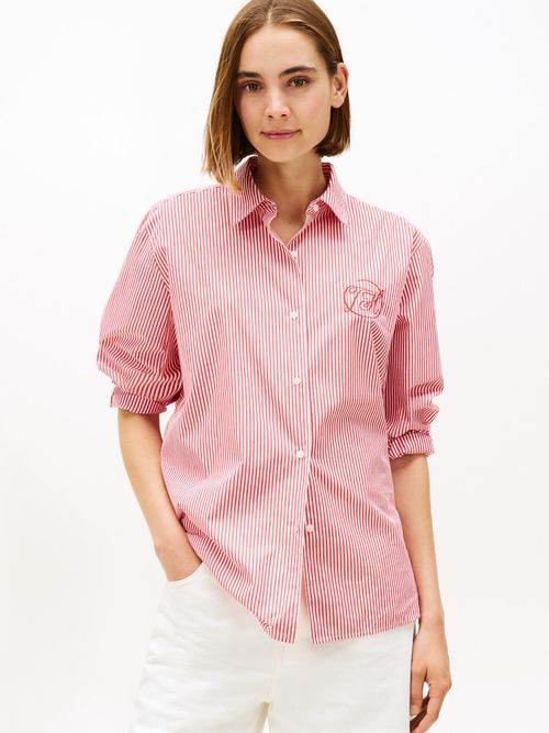 Camisa-con-diseño-de-rayas-con-logo-grafico