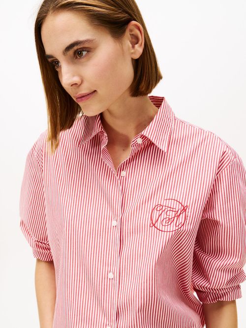 Camisa-con-diseño-de-rayas-con-logo-grafico
