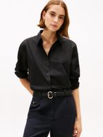 Camisa-con-diseño-de-rayas-con-logo-grafico