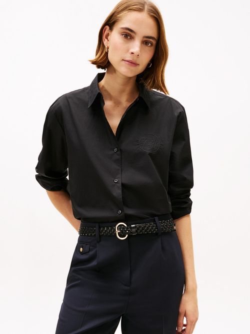 Camisa-con-diseño-de-rayas-con-logo-grafico