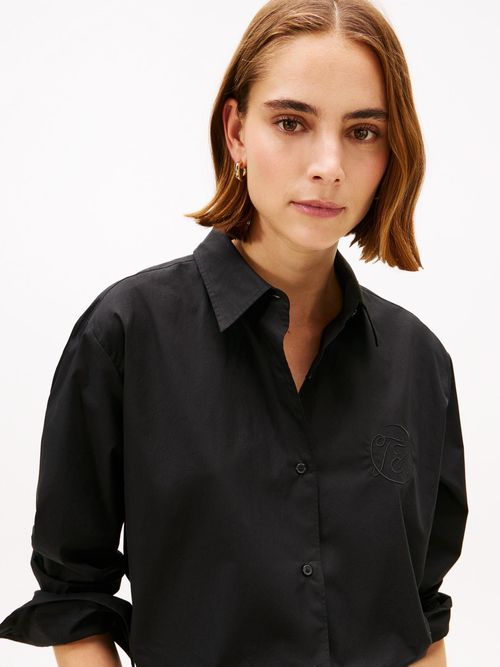 Camisa-con-diseño-de-rayas-con-logo-grafico