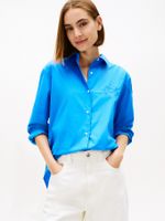 Camisa-con-diseño-de-rayas-con-logo-grafico