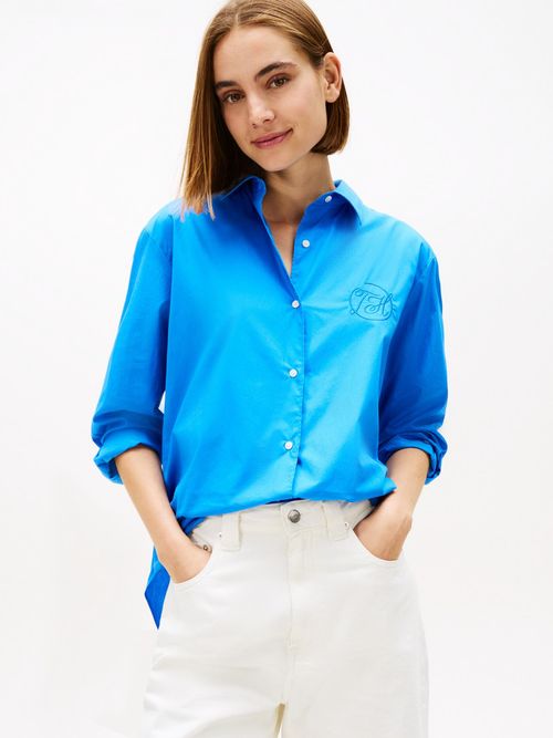 Camisa-con-diseño-de-rayas-con-logo-grafico
