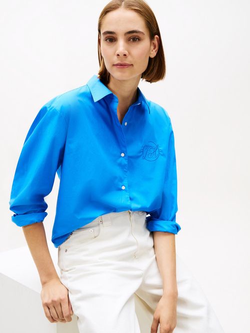 Camisa-con-diseño-de-rayas-con-logo-grafico