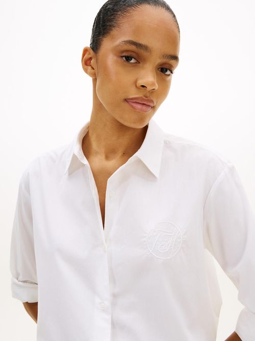 Camisa-con-diseño-de-rayas-con-logo-grafico