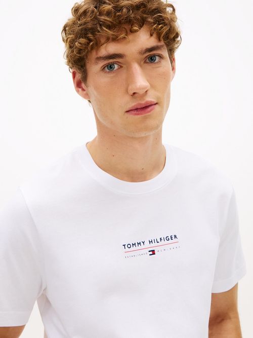 Camiseta-de-cuello-redondo-con-logo