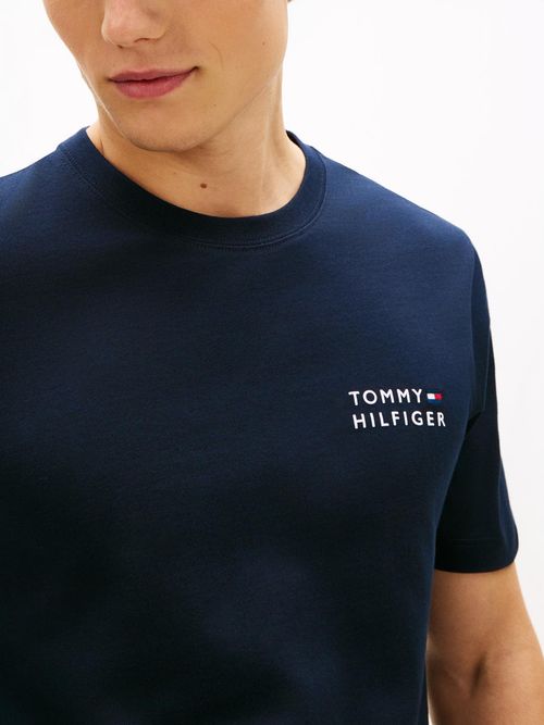 Camiseta-de-cuello-redondo-con-logo