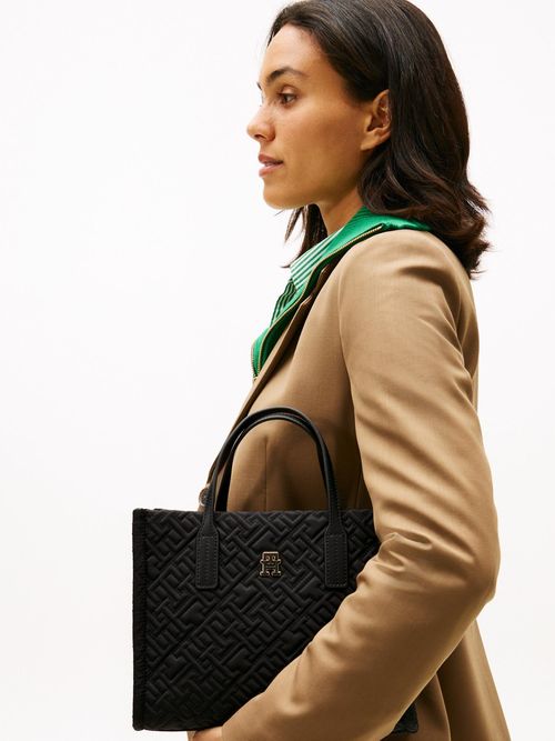 Bolso-mini-tote-con-texturizado-monograma-TH