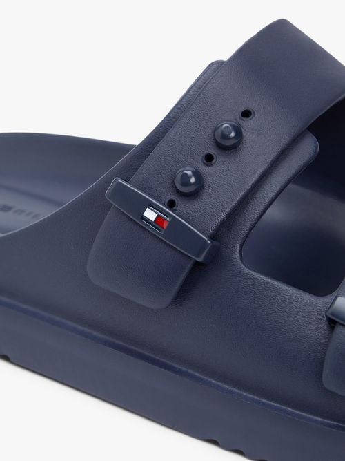 Chancletas-ligeras-con-hebillas-y-suela-dentada