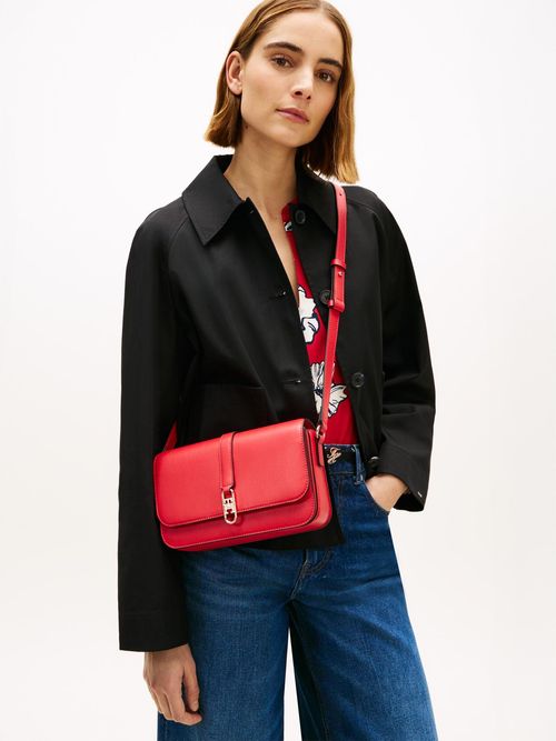 Bolso-cruzado-con-solapa-y-monograma-TH