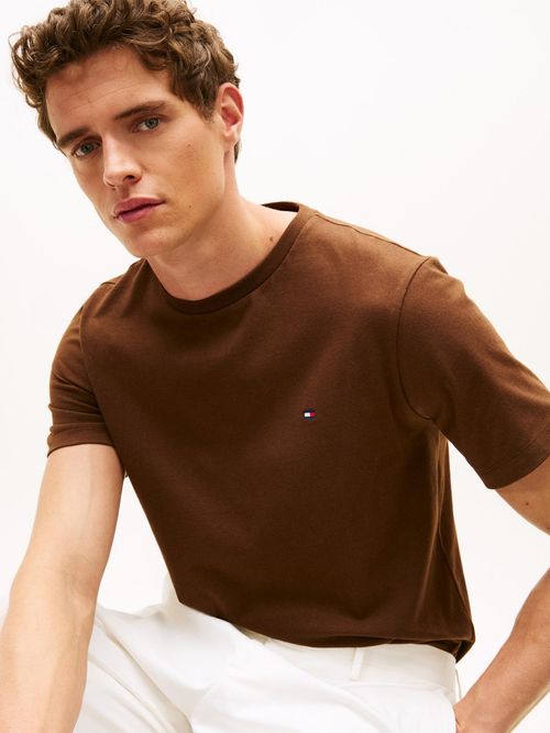 Camiseta-de-cuello-redondo-con-logo-bordado