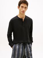 Camiseta-manga-larga-con-cuello-henley