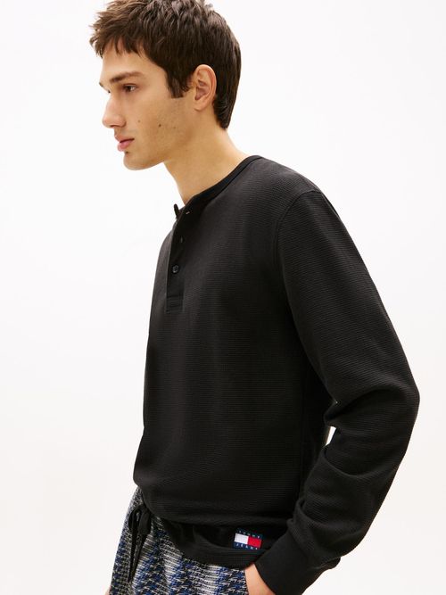 Camiseta-manga-larga-con-cuello-henley