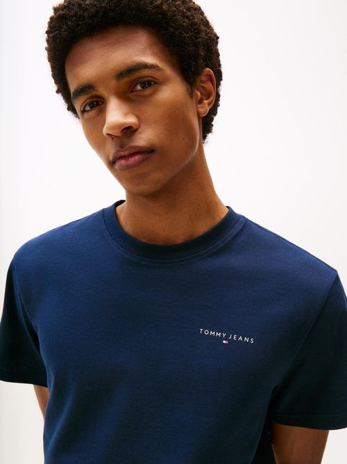 Camiseta-slim-con-logo-lineal