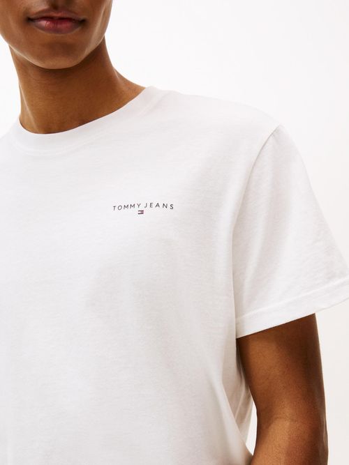Camiseta-slim-con-logo-lineal