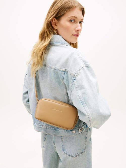 Bolso-cruzado-Essential-con-logo-en-bajo-relieve