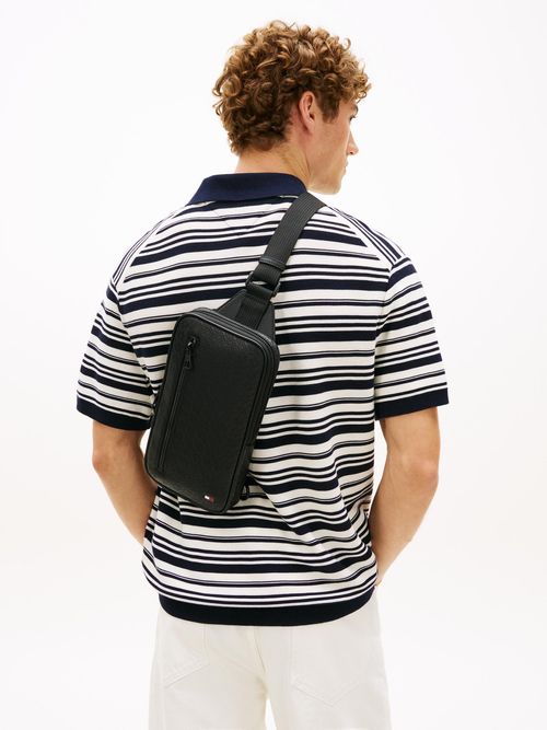 Bolso-sling-con-diseño-de-monograma-TH-