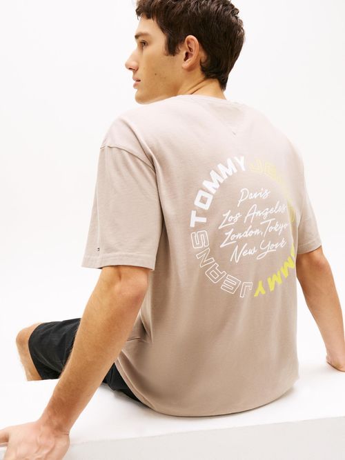 Camiseta-amplia-con-logo-trasero