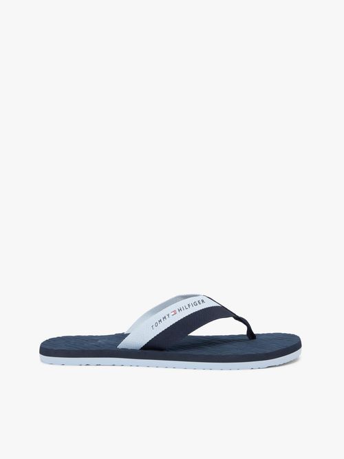 Chancletas-con-logos-en-bajo-relieve