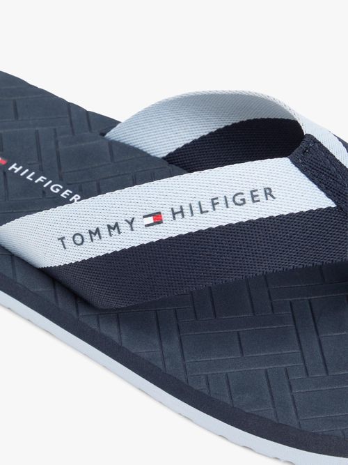 Chancletas-con-logos-en-bajo-relieve