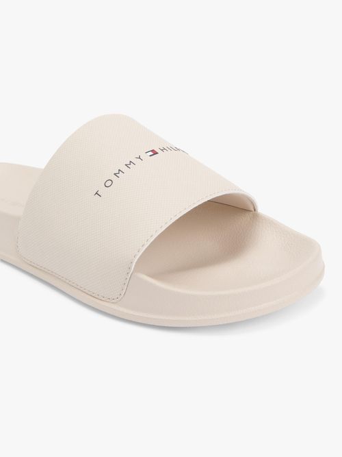 Chancletas-texturizadas-con-logo