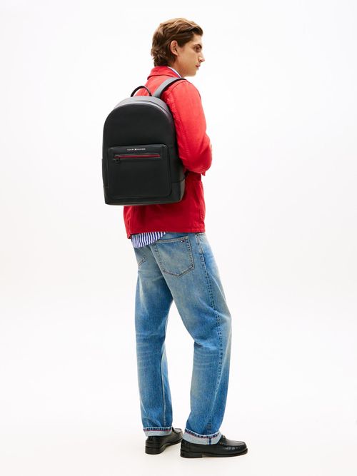 Mochila-texturizada-con-logo-metalico